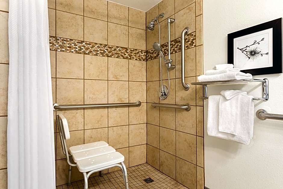 Country Inn & Suites by Radisson, Fergus Falls, MN