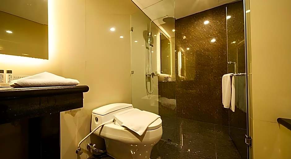 Avenzel Hotel & Convention Cibubur
