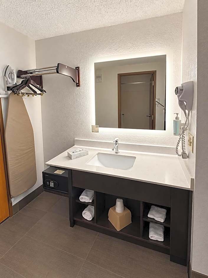 Super 8 by Wyndham Madison South