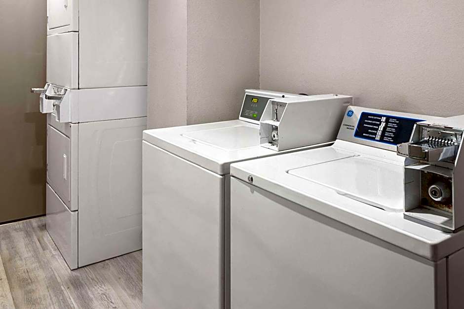 Days Inn & Suites by Wyndham Northwest Indianapolis