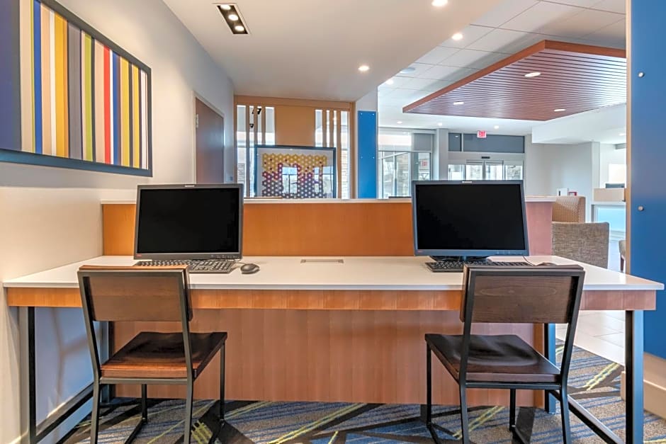 Holiday Inn Express and Suites Carlisle Southwest I-81 By IHG