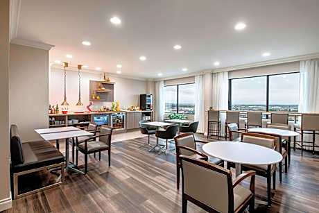 Wascana, Suite, 1 Queen, Sofa bed