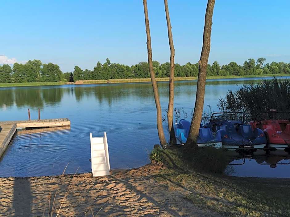 Domki Borowiackie nad brzegiem jeziora