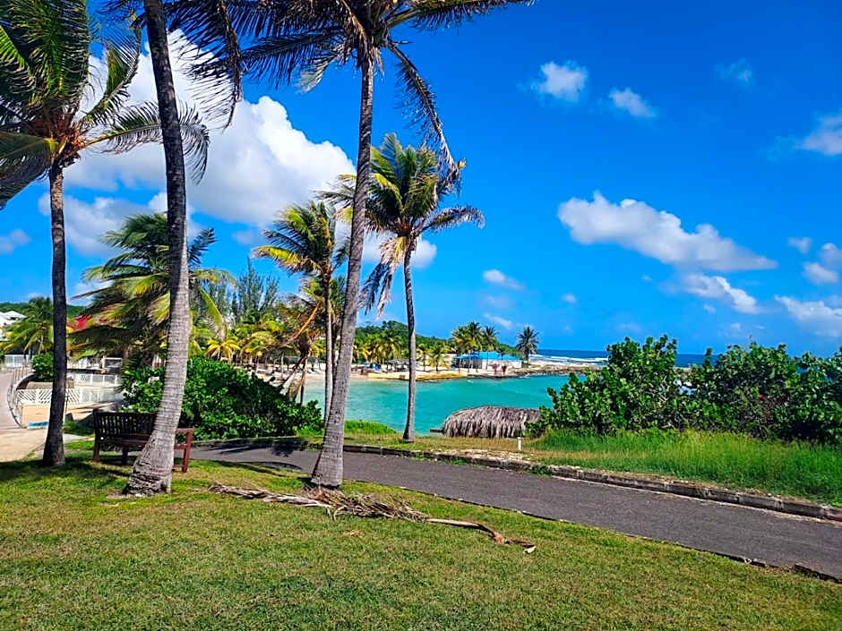Studio Bô Soley Saint-François Piscine & Plage les pieds dans l'eau
