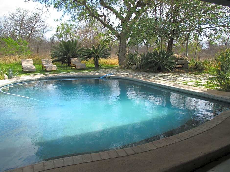 Tingala Lodge - Bed in the Bush