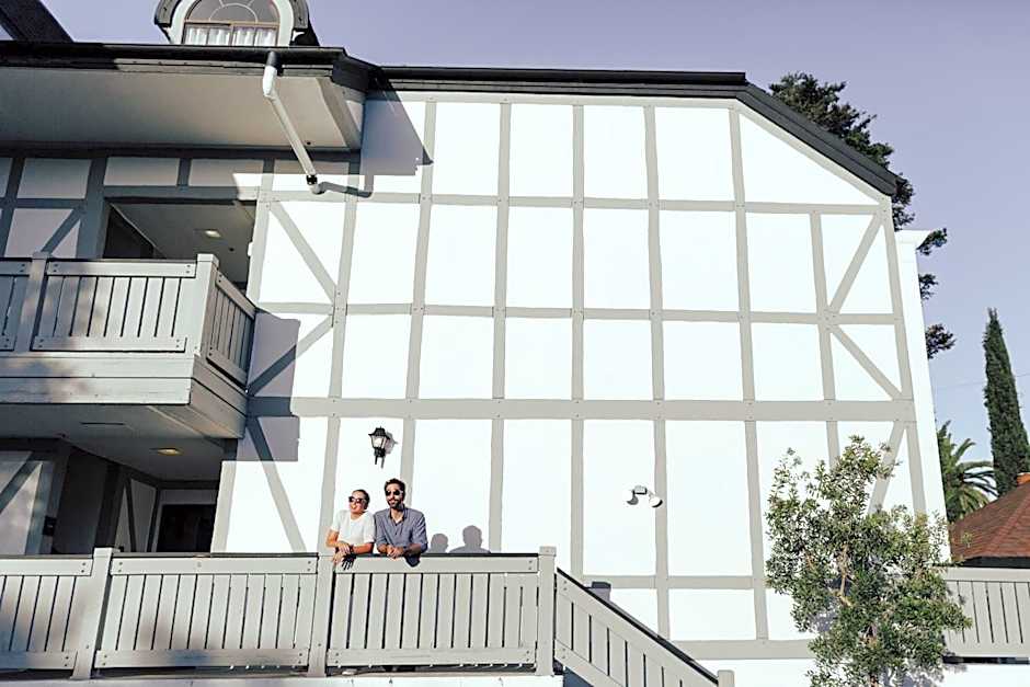 Vinland Hotel and Lounge