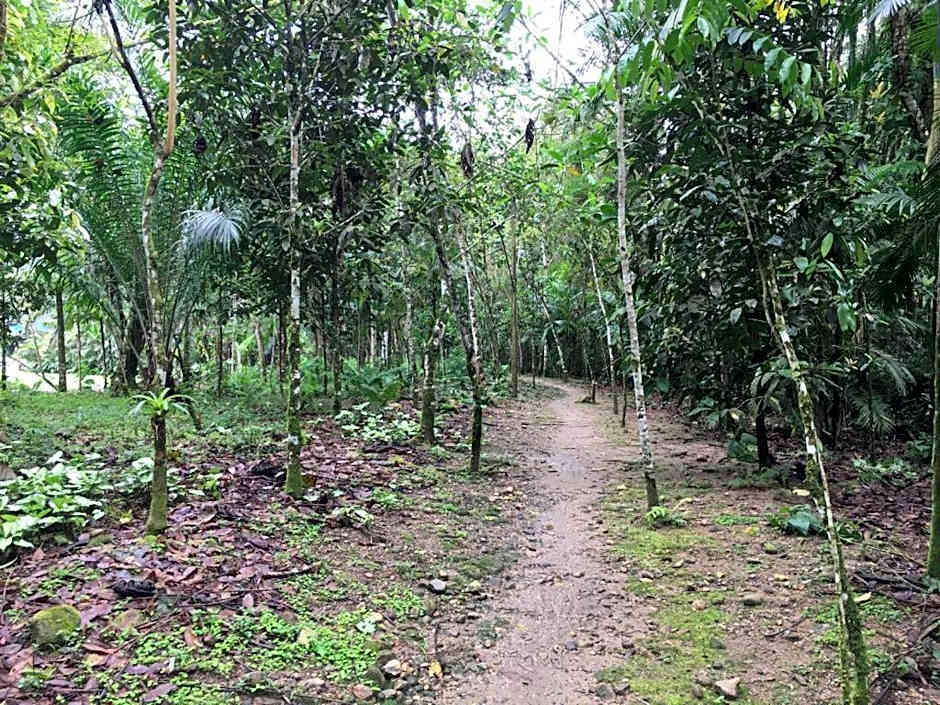 Caso em condomínio com lago, serra, campo e mar