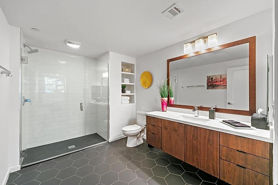 Fairfax District Chic City Oasis 2 BR Apt with Den 136