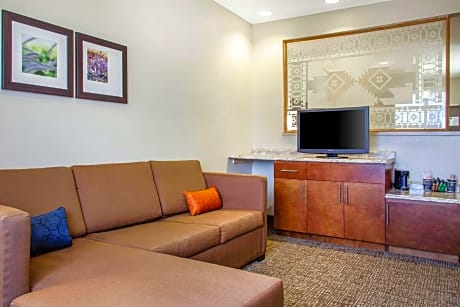 2 Queen Beds, Suite, Nonsmoking