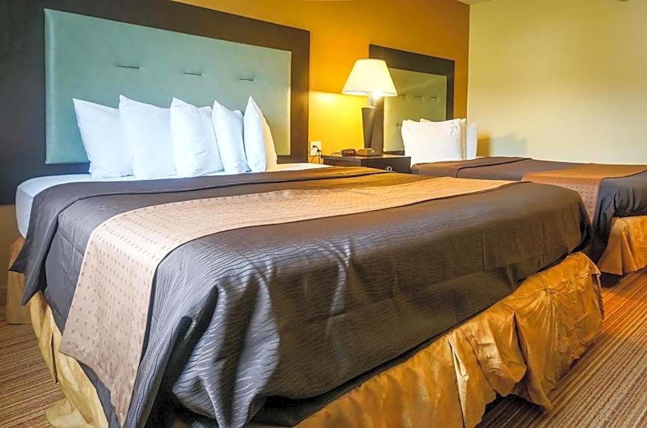 Photo 1 of 1 of 2 Beds and 1 King Bed Suite
