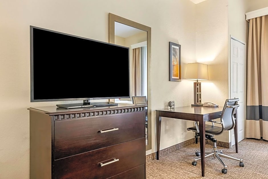 Comfort Suites Maingate East
