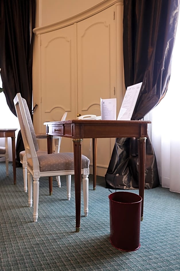 B4 Grand Hotel Lyon