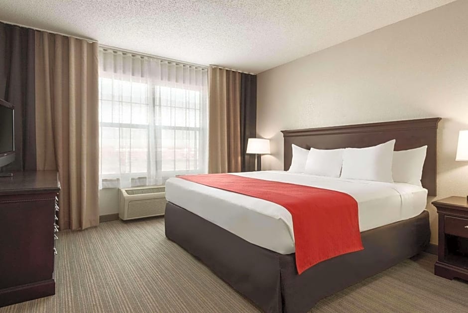 Country Inn & Suites by Radisson, Kansas City at Village West, KS