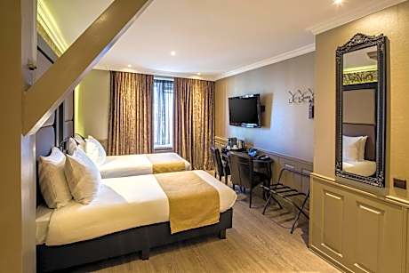 Twin Room (two person room, two seperate beds)