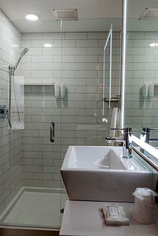 Clarion Lakeside Inn & Conference Centre