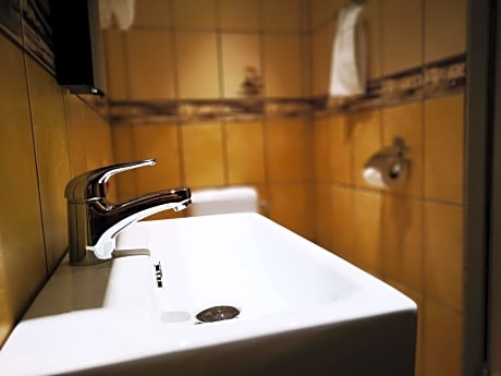 1 SINGLE BED,NSMK,FREEI,FULL BREAKFAST