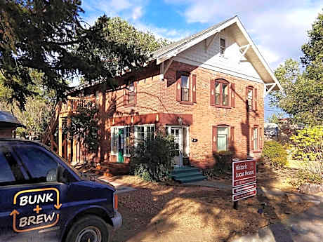 Bunk & Brew Historic Lucas House - Hostel