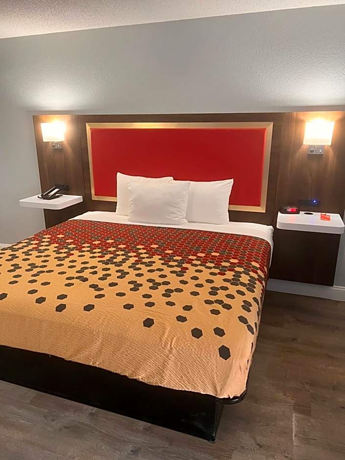 Photo 1 of 16 of 1 King Bed, Nonsmoking