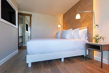 Family Room (2 Adults + 2 Children)