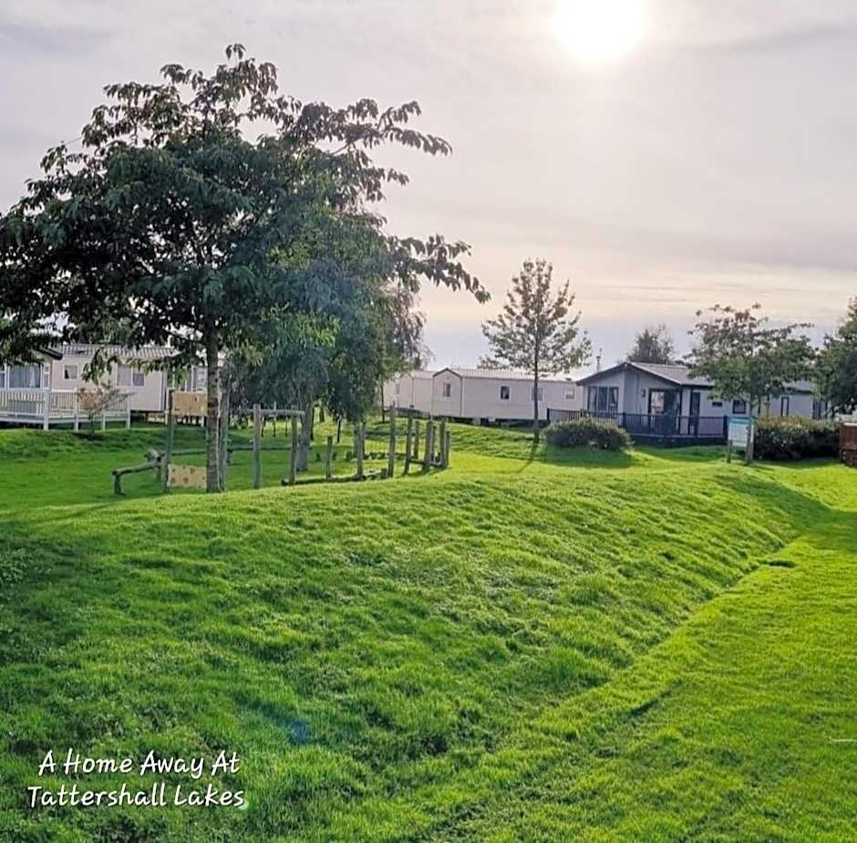 A HOME AWAY HOT TUB RETREAT AT Tattershall lakes country park
