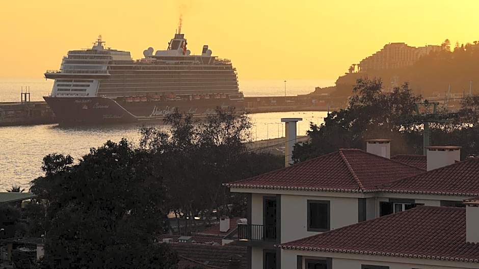 Travellers Pearl by Storytellers