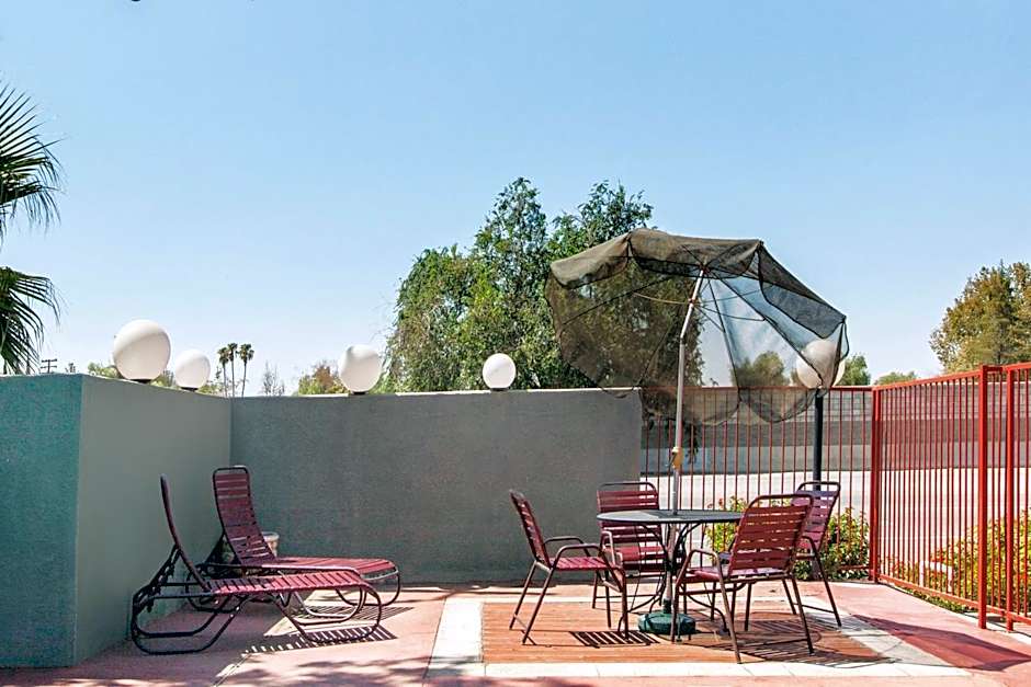 Americas Best Value Inn and Suites Bakersfield Central