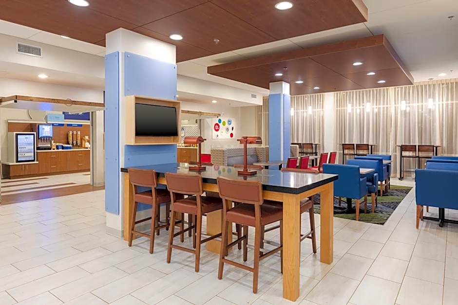 Holiday Inn Express Calhoun South By IHG