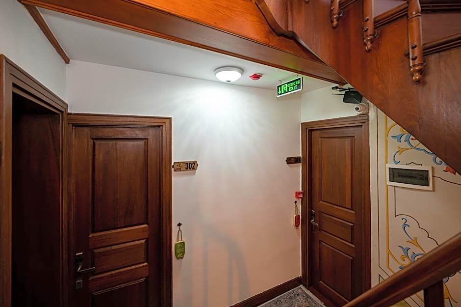 Valeria Antique 1892