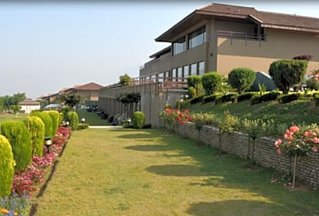 Luxury Room King Bed with Garden