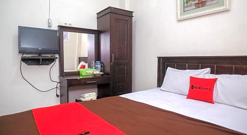 RedDoorz @ Hotel Rich Parepare near Pantai Mattirotasi