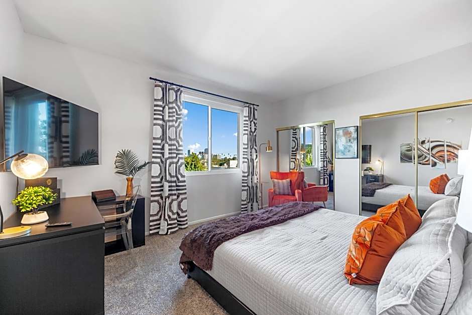 Beverly Hills 2 bed 2 bath Penthouse with Den and Parking 414