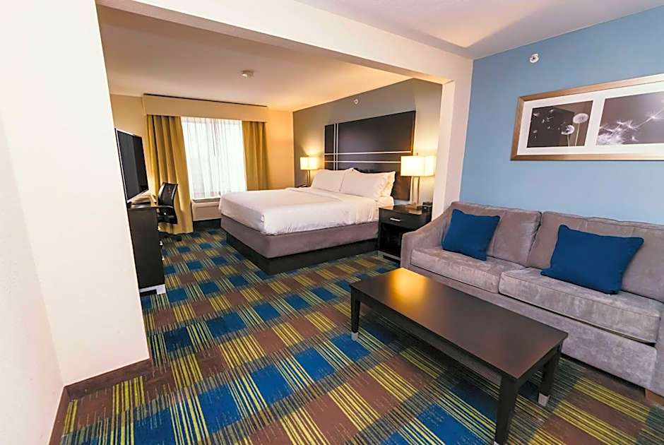 Photo 1 of 4 of 1 King Bed with Sofabed Suite