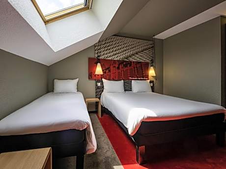 Standard Room with One Double Bed and One Single Bed