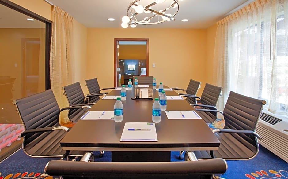 Holiday Inn Express & Suites St Louis Airport, an IHG Hotel By IHG