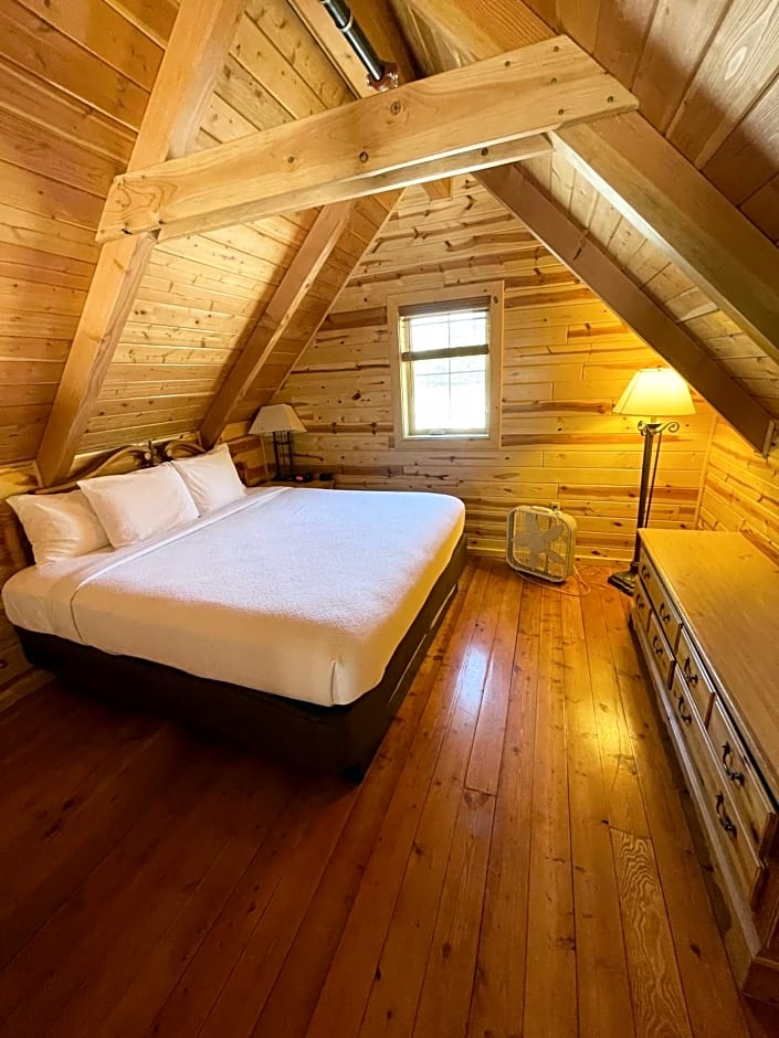 Cabins of Mackinaw & Lodge