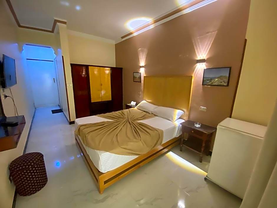 Shady Hotel Luxor