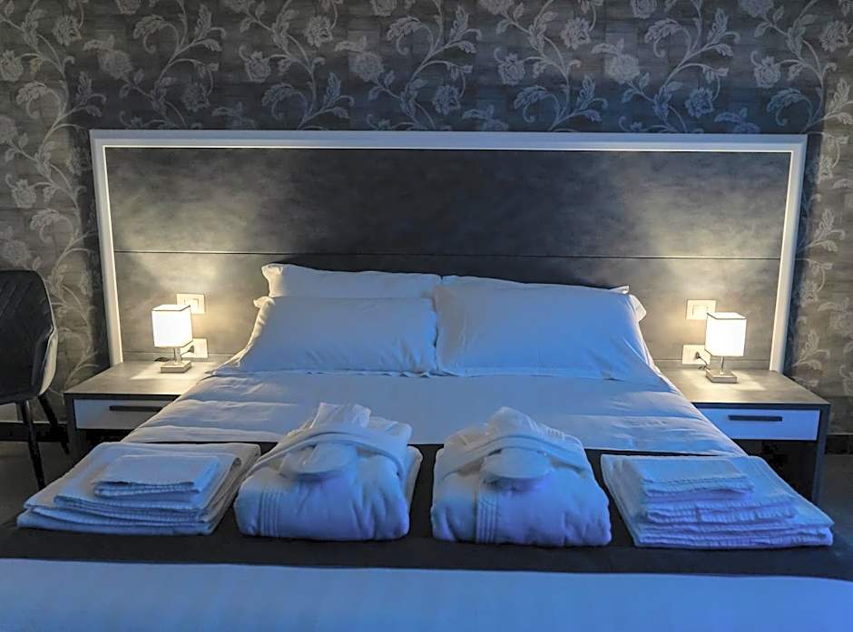 Skyline Rooms & Suites