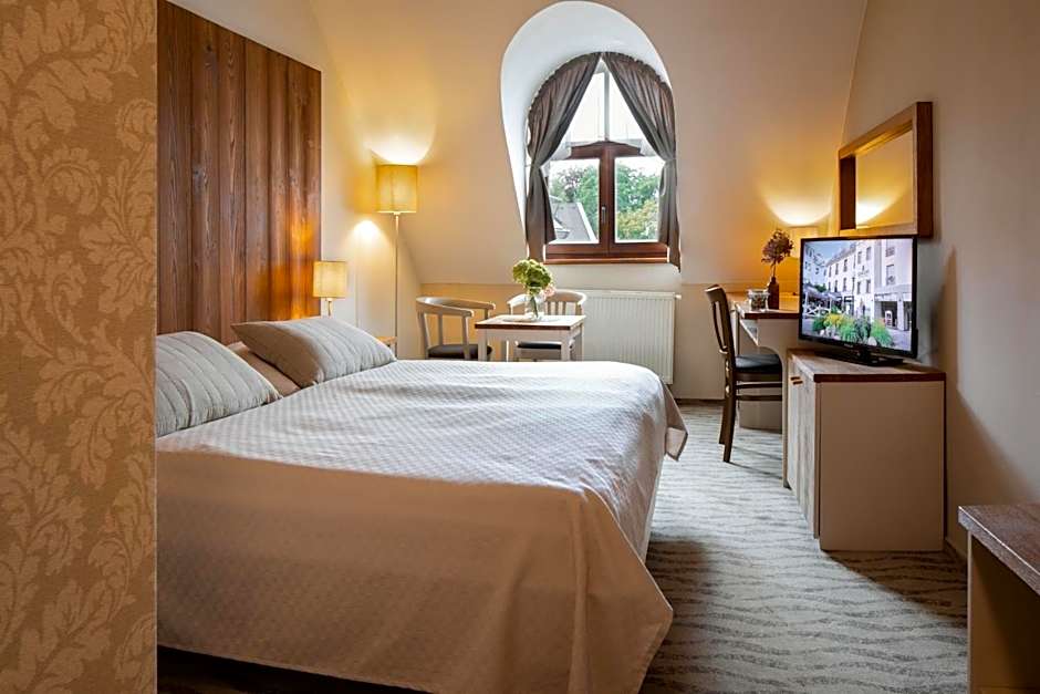 Photo 1 of 3 of Double Room