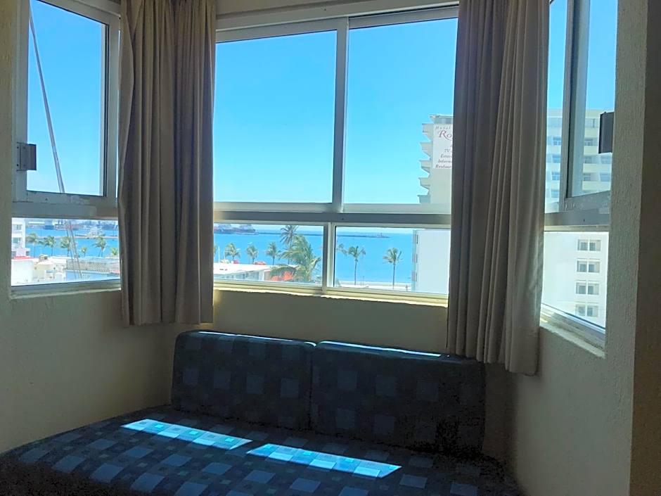 Hotel Dorado a una calle de Playa Regatas y el Malecon