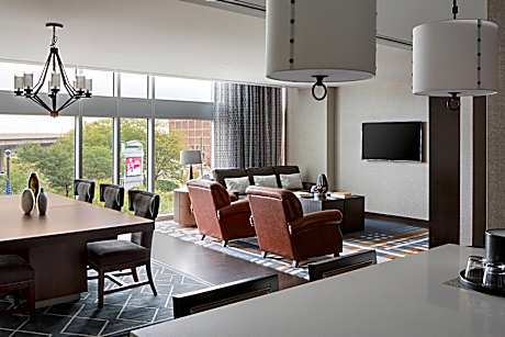 Hospitality Suite, 1 Queen Murphy