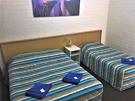 Budget Queen Twin Room