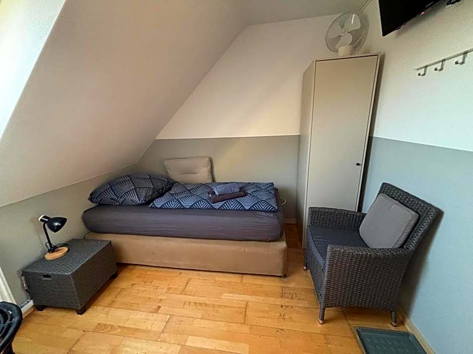 Zimmer-Bad-TV-Kühlschrank-14