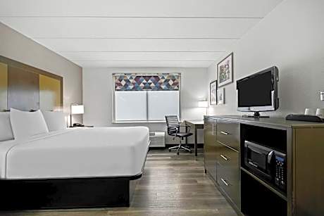 King Room with Roll-in Shower - Mobility Access/Non-Smoking