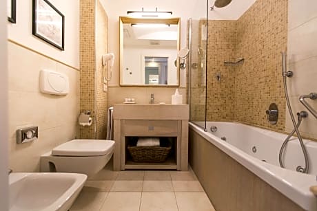 Junior suite side sea view