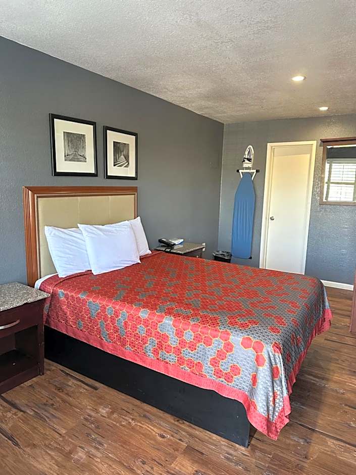 Fireside Inn By The Beach Boardwalk & Bowling