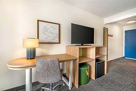 2 Queen Beds Mobility Accessible With Tub