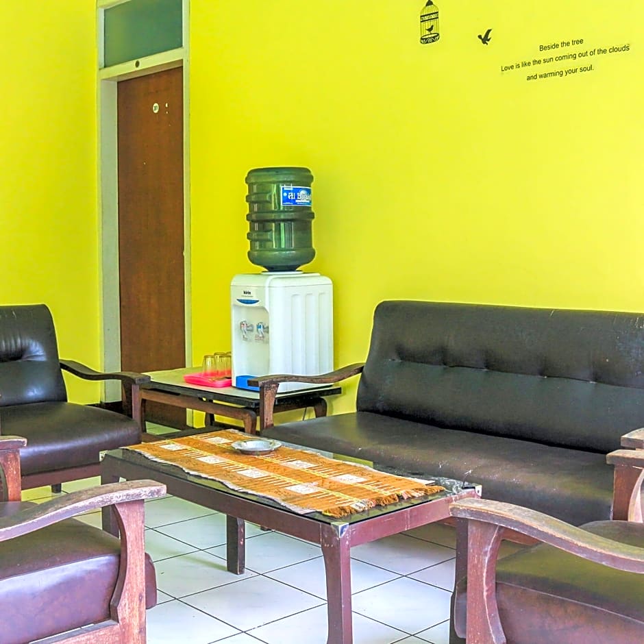 Spot On 1708 Hotel Budi Famili 1