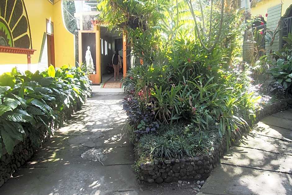 OYO Life 90646 Villa Karsinem Pasuruan