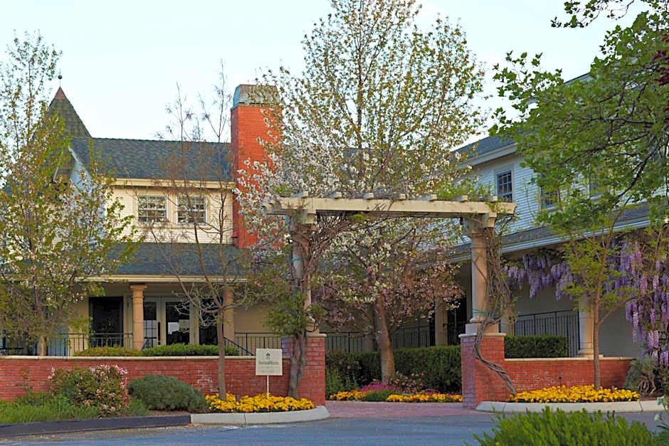 SummerWood Inn
