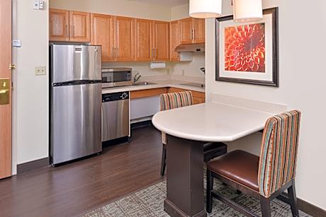 1 Queen 1 Bdrm Suite Comm Mobil Access